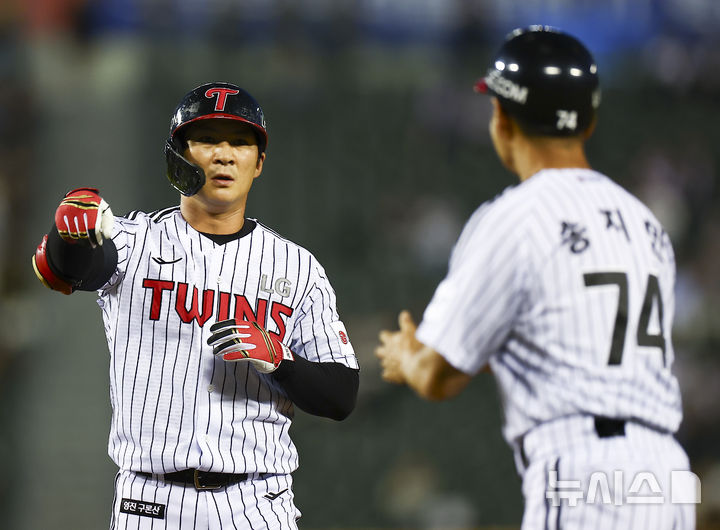 [서울=뉴시스] 김근수 기자 = 11일 서울 송파구 잠실야구장에서 열린 2025 KBO리그 KT 위즈 대 LG 트윈스의 경기, 2회말 1사 1,3루 상황에서 LG 오지환이 1타점 적시타 선취점을 뽑아내고 기뻐하고 있다. 2025.09.11. ks@newsis.com