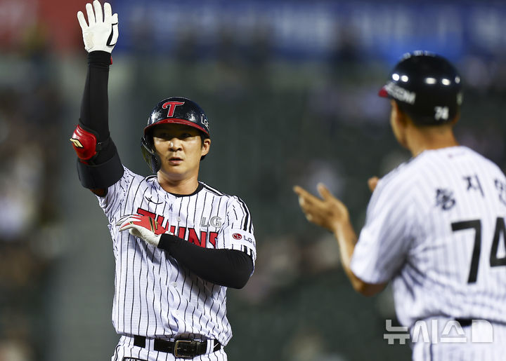 [서울=뉴시스] 김근수 기자 = 11일 서울 송파구 잠실야구장에서 열린 2025 KBO리그 KT 위즈 대 LG 트윈스의 경기, 2회말 1사 1,3루 상황에서 LG 오지환이 1타점 적시타 선취점을 뽑아내고 기뻐하고 있다. 2025.09.11. ks@newsis.com