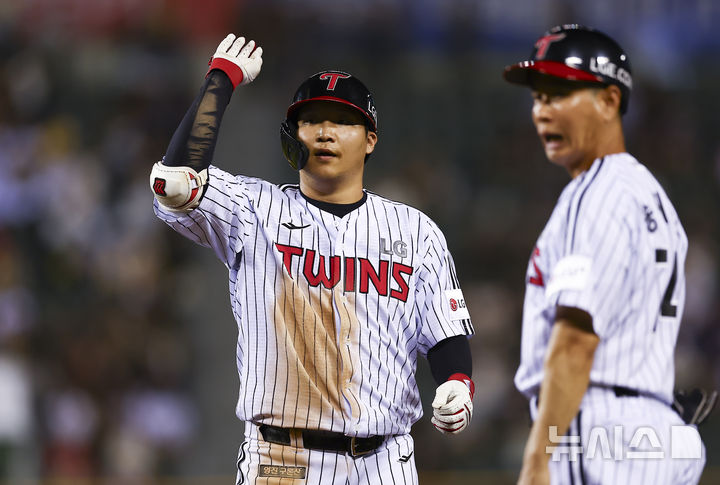 [서울=뉴시스] 김근수 기자 = 11일 서울 송파구 잠실야구장에서 열린 2025 KBO리그 KT 위즈 대 LG 트윈스의 경기, 3회말 무사 주자 1루 상황에서 LG 문보경이 안타를 치고 기뻐하고 있다. 2025.09.11. ks@newsis.com