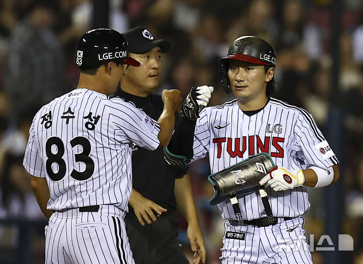 [서울=뉴시스] 김근수 기자 = 11일 서울 송파구 잠실야구장에서 열린 2025 KBO리그 KT 위즈 대 LG 트윈스의 경기, 3회말 LG 신민재가 3루타를 치고 기뻐하고 있다. 2025.09.11. ks@newsis.com