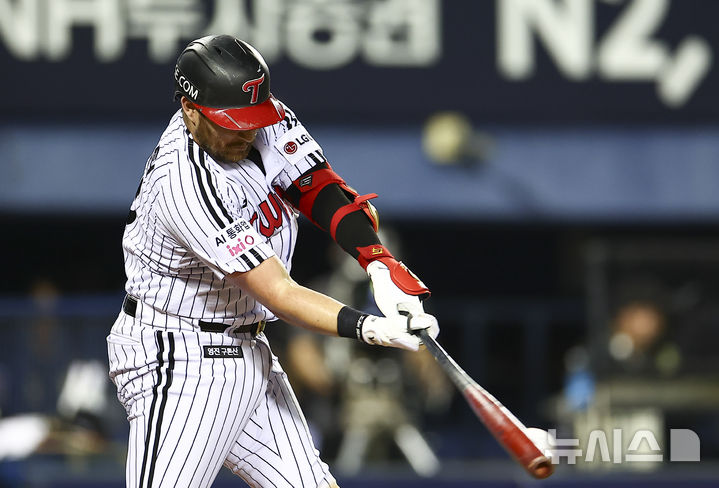 [서울=뉴시스] 김근수 기자 = 11일 서울 송파구 잠실야구장에서 열린 2025 KBO리그 KT 위즈 대 LG 트윈스의 경기, 5회말 2사 주자 없는 상황에서 LG 오스틴이 2루타를 치고 있다. 2025.09.11. ks@newsis.com
