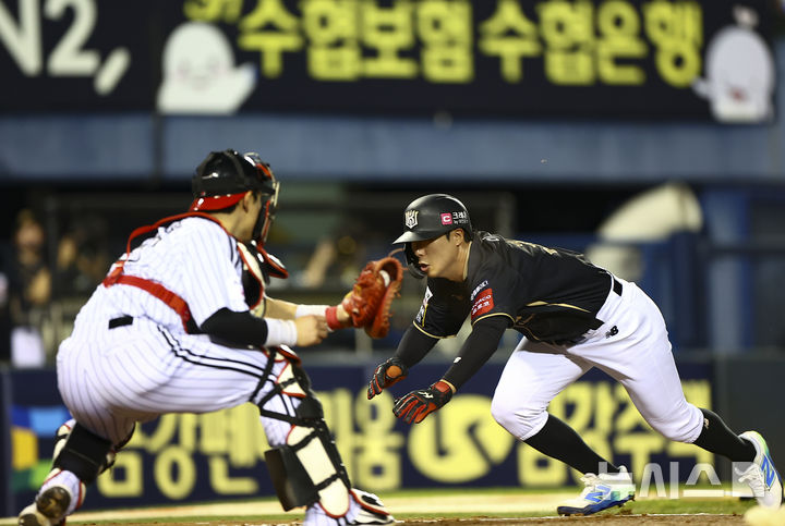 [서울=뉴시스] 김근수 기자 = 11일 서울 송파구 잠실야구장에서 열린 2025 KBO리그 KT 위즈 대 LG 트윈스의 경기, 6회초 1사 주자 1,3루 상황에서 KT 이호연이 허경민의 타석 때 3루로 쇄도하고 있다. 결과는 아웃. 2025.09.11. ks@newsis.com