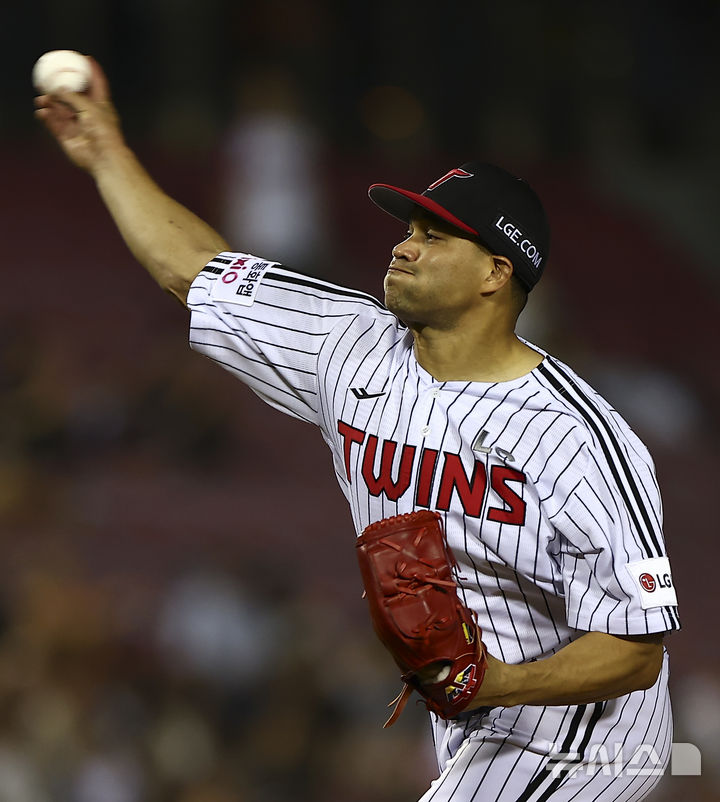 [서울=뉴시스] 김근수 기자 = 11일 서울 송파구 잠실야구장에서 열린 2025 KBO리그 KT 위즈 대 LG 트윈스의 경기, 7회초 LG 선발 치리노스가 역투하고 있다. 2025.09.11. ks@newsis.com