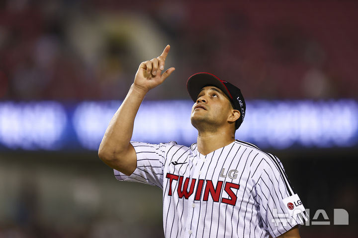 [서울=뉴시스] 김근수 기자 = 11일 서울 송파구 잠실야구장에서 열린 2025 KBO리그 KT 위즈 대 LG 트윈스의 경기, 6회초 LG 선발 치리노스가 무실점 이닝 종료 후 기뻐하고 있다. 2025.09.11. ks@newsis.com