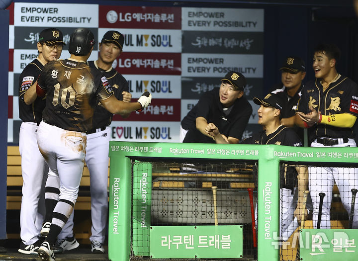 [서울=뉴시스] 김근수 기자 = 11일 서울 송파구 잠실야구장에서 열린 2025 KBO리그 KT 위즈 대 LG 트윈스의 경기, 7회초 1사 주자 1,3루 상황에서 KT 황재균이 KT 강현우의 희생번트로 홈에서 득점에 성공하고 동료들과 기뻐하고 있다. 2025.09.11. ks@newsis.com