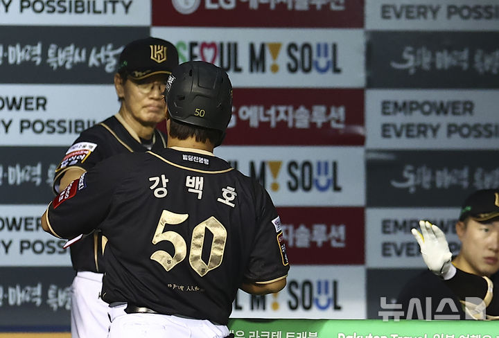 [서울=뉴시스] 김근수 기자 = 11일 서울 송파구 잠실야구장에서 열린 2025 KBO리그 KT 위즈 대 LG 트윈스의 경기, 7회초 1사 주자 1,3루 상황에서 KT 강백호가 1타점 적시타를 치고 KT 이강철 감독과 기뻐하고 있다. 2025.09.11. ks@newsis.com