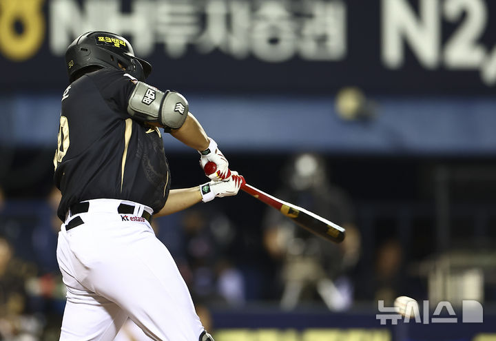 [서울=뉴시스] 김근수 기자 = 11일 서울 송파구 잠실야구장에서 열린 2025 KBO리그 KT 위즈 대 LG 트윈스의 경기, 7회초 1사 주자 1,3루 상황에서 KT 강백호가 1타점 적시타를 치고 있다. 2025.09.11. ks@newsis.com