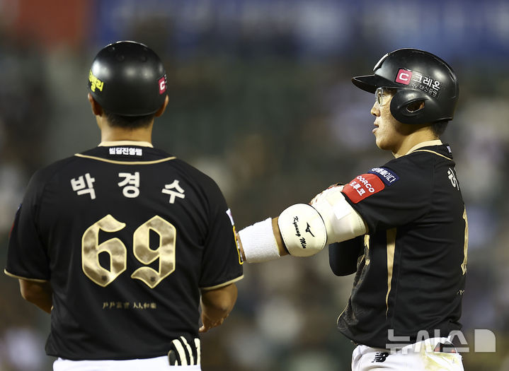[서울=뉴시스] 김근수 기자 = 11일 서울 송파구 잠실야구장에서 열린 2025 KBO리그 KT 위즈 대 LG 트윈스의 경기, 7회초 2사 주자 1,2루 상황에서 KT 허경민이 안타를 치고 1루에서 박경수 코치와 인사를 나누고 있다. 2025.09.11. ks@newsis.com
