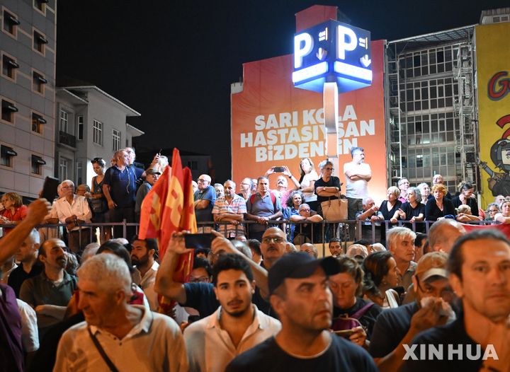 [이스탄불= AP/뉴시스] 튀르키예의 이스탄불 시내에서 9월 10일 10만명 넘는 시위대가 제1야당 정치인들의 무더기 체포와 부패혐의 재판에 항의하는 집회를 열고 있다.  이스탄불 검찰은 13일에도 48명의 야당 시장과 부시장 등을 추가로 체포했다고 국영 TRT방송이 보도했다. 2025. 09.14.  