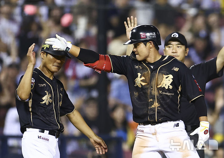 [서울=뉴시스] 김근수 기자 = 11일 서울 송파구 잠실야구장에서 열린 2025 KBO리그 KT 위즈 대 LG 트윈스의 경기, 8회초 1사 주자 1,2루 상황에서 KT 권동진이 역전 2타점 3루타를 치고 기뻐하고 있다. 2025.09.11. ks@newsis.com