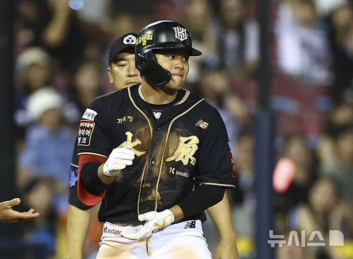 [서울=뉴시스] 김근수 기자 = 11일 서울 송파구 잠실야구장에서 열린 2025 KBO리그 KT 위즈 대 LG 트윈스의 경기, 8회초 1사 주자 1,2루 상황에서 KT 권동진이 역전 2타점 3루타를 치고 기뻐하고 있다. 2025.09.11. ks@newsis.com
