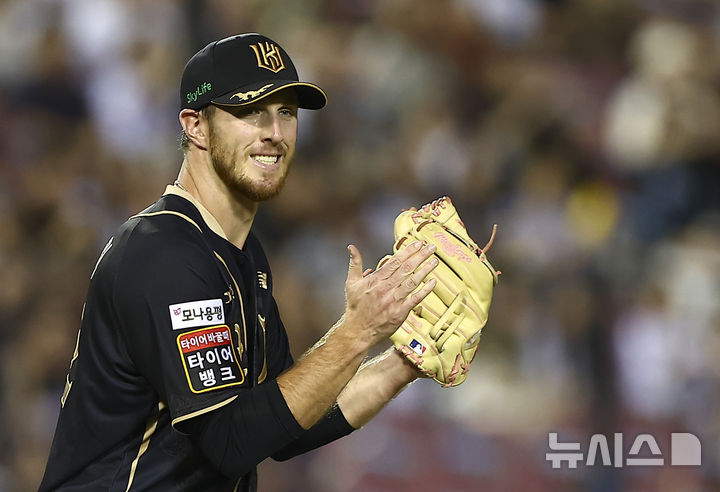 [서울=뉴시스] 김근수 기자 = 11일 서울 송파구 잠실야구장에서 열린 2025 KBO리그 KT 위즈 대 LG 트윈스의 경기, 8회말 KT 투수 패트릭이 병살로 투아웃을 잡아내자 기뻐하고 있다. 2025.09.11. ks@newsis.com