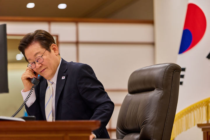 [서울=뉴시스] 최동준 기자 = 이재명 대통령이 11일 서울 용산 대통령실 청사에서 에마뉘엘 마크롱 프랑스 대통령과 통화하고 있다. (사진=대통령실 제공) 2025.09.11. photo@newsis.com *재판매 및 DB 금지