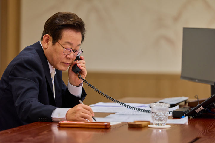 [서울=뉴시스] 최동준 기자 = 이재명 대통령이 11일 서울 용산 대통령실 청사에서 도날드 투스크 폴란드 총리와 통화하고 있다. (사진=대통령실 제공) 2025.09.11. photo@newsis.com *재판매 및 DB 금지