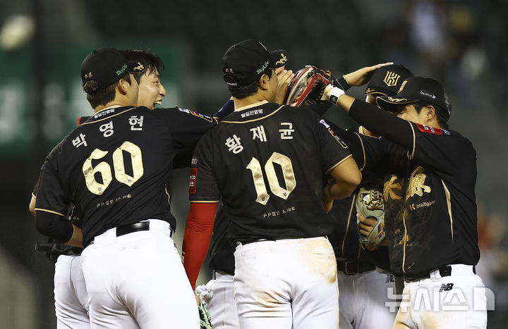 [서울=뉴시스] 김근수 기자 = 11일 서울 송파구 잠실야구장에서 열린 2025 KBO리그 KT 위즈 대 LG 트윈스의 경기, 6-4로 승리를 거둔 KT선수들이 기쁨을 나누고 있다. 2025.09.11. ks@newsis.com
