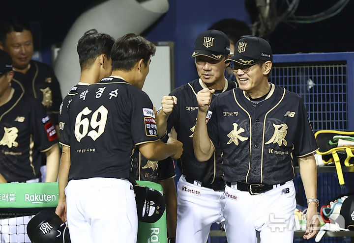 [서울=뉴시스] 김근수 기자 = 11일 서울 송파구 잠실야구장에서 열린 2025 KBO리그 KT 위즈 대 LG 트윈스의 경기에서 KT위즈가 6-4로 승리를 거두고 이강철 KT위즈 감독과 코칭 스태프들끼리 인사를 나누고 있다. 2025.09.11. ks@newsis.com