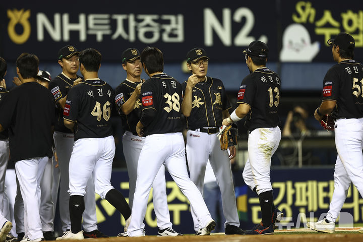 [서울=뉴시스] 김근수 기자 = 11일 서울 송파구 잠실야구장에서 열린 2025 KBO리그 KT 위즈 대 LG 트윈스의 경기에서 KT위즈가 6-4로 승리를 거두고 이강철 KT위즈 감독과 선수들이 기쁨을 나누고 있다. 2025.09.11. ks@newsis.com