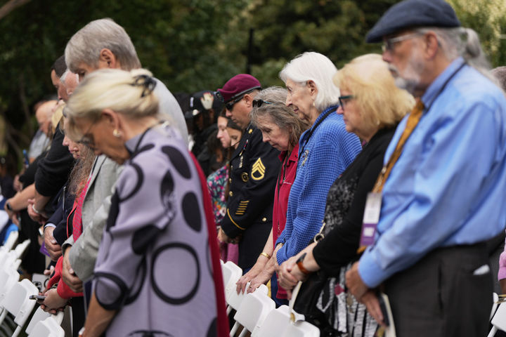 [워싱턴=AP/뉴시스] 11일(현지 시간) 워싱턴 D.C. 펜타곤에서 열린 9·11 테러 24주기 추모 행사에 참석한 9·11 테러 희생자 유가족들이 묵념하고 있다. 2025.09.12.