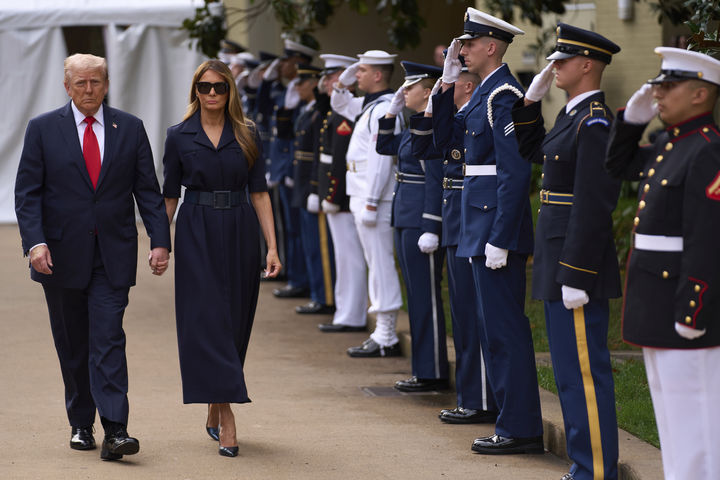 [워싱턴=AP/뉴시스] 도널드 트럼프 미국 대통령과 멜라니아 트럼프 여사가 11일(현지 시간) 워싱턴 D.C. 펜타곤에서 열린 9·11 테러 24주기 추모 행사에 참석하고 있다. 2025.09.12.