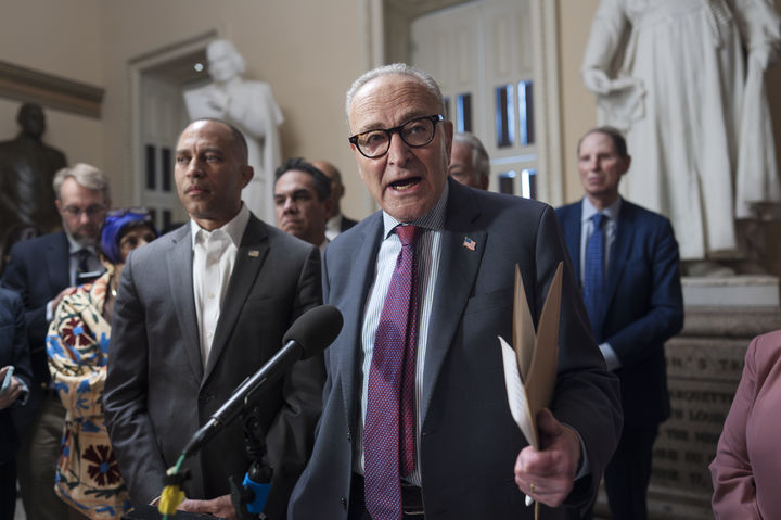 [워싱턴=AP/뉴시스] 도널드 트럼프 미국 대통령 주도로 이스라엘과 하마스가 가자지구 휴전 1단계를 이행하고 억류됐던 이스라엘 인질들이 석방되자 미국 정치권도 긍정적인 반응을 보였다. 사진은 척 슈머 상원 민주당 원내대표(오른쪽)가 지난 9월 11일 워싱턴 국회의사당에서 하킴 제프리스 민주당 하원 원내대표(왼쪽)와 함께 기자들에게 이야기하는 모습. 2025.10.14. 