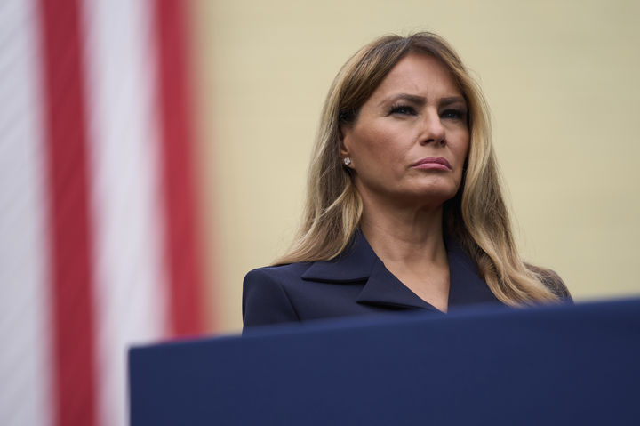 [워싱턴=AP/뉴시스] 도널드 트럼프 미국 대통령 부인 멜라니아 트럼프 여사가 11일(현지 시간) 워싱턴 D.C. 펜타곤에서 열린 9·11 테러 24주기 추모 행사에 참석해 있다. 2025.09.12.