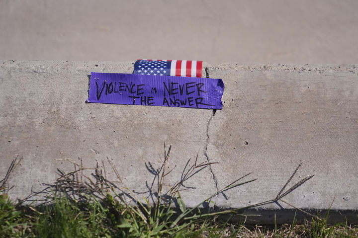 [오렘=AP/뉴시스]우파 청년 활동가 찰리 커크(31)가 피살된 미 유타밸리대 캠퍼스 외벽에 11일(현지시각) "폭력은 결코 해결책이 아니다(Violence is Never the Answer)"라는 글 귀의 포스터가 붙어 있다. 2025.9.12.