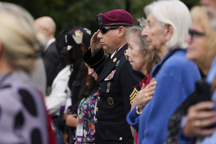 [워싱턴=AP/뉴시스] 11일(현지 시간) 워싱턴 D.C. 펜타곤에서 열린 9·11 테러 24주기 추모 행사에 참석한 9·11 테러 희생자 유가족들이 국기에 경례를 하고 있다. 2025.09.12.