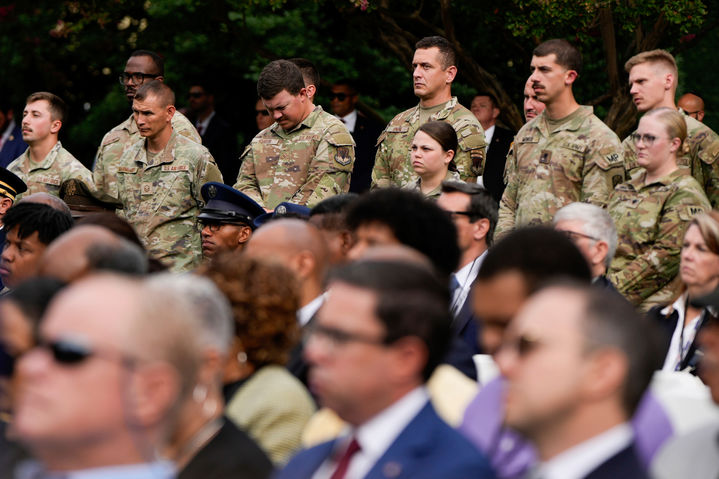 [워싱턴=AP/뉴시스] 11일(현지 시간) 워싱턴 D.C. 펜타곤에서 열린 9·11 테러 24주기 추모 행사에 군인들이 참석해 있다. 2025.09.12.