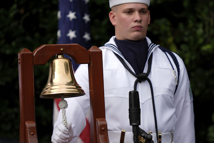 [워싱턴=AP/뉴시스] 11일(현지 시간) 워싱턴 D.C. 펜타곤에서 열린 9·11 테러 24주기 추모 행사에서 9·11 테러 희생자의 이름이 불릴 때마다 종이 울리고 있다. 2025.09.12.
