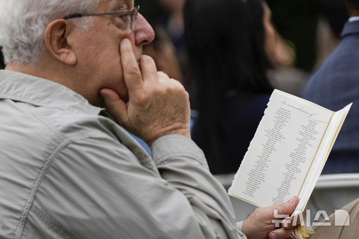 [워싱턴=AP/뉴시스] 11일(현지 시간) 워싱턴 D.C. 펜타곤에서 열린 9·11 테러 24주기 추모 행사에 참석한 9·11 테러 희생자 유가족. 2025.09.12.