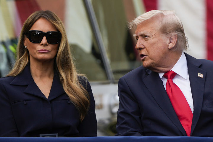 [워싱턴=AP/뉴시스] 도널드 트럼프 미국 대통령과 멜라니아 트럼프 여사가 11일(현지 시간) 워싱턴 D.C. 펜타곤에서 열린 9·11 테러 24주기 추모 행사에 참석해 대화를 하고 있다. 2025.09.12.