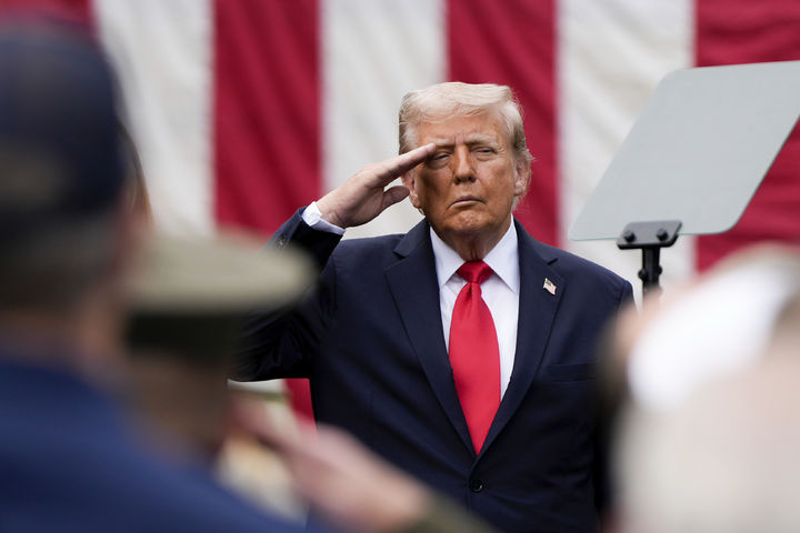 [워싱턴=AP/뉴시스] 미국 역사상 최악의 테러 참사로 기록된 2001년 9·11 테러 발생 24주기를 맞아, 11일(현지 시간) 미국 전역에서 대규모 추모 행사가 열렸다. 도널드 트럼프 대통령이 워싱턴DC 국방부(펜타곤) 청사에서 열린 추모행사에서 거수경례를 하는 모습. 2025.09.12 