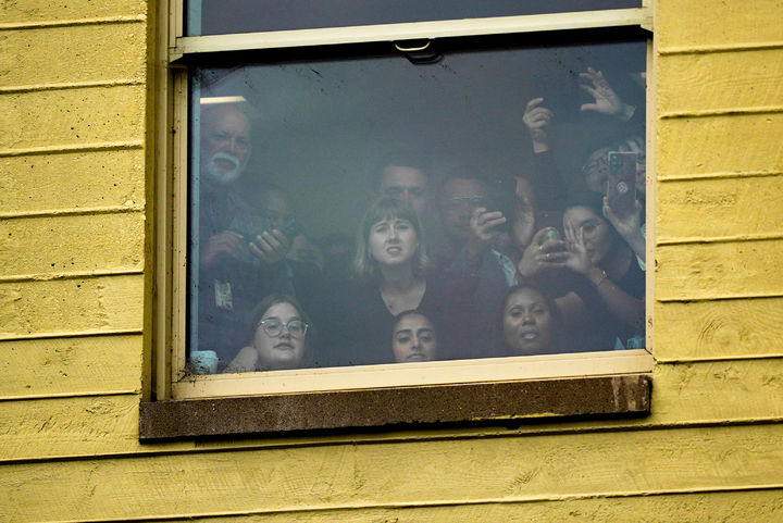 [워싱턴=AP/뉴시스] 11일(현지 시간) 워싱턴 D.C. 펜타곤에서 열린 9·11 테러 24주기 추모 행사가 열린 가운데 인근 건물에서 시민들이 이를 지켜보고 있다. 2025.09.12.