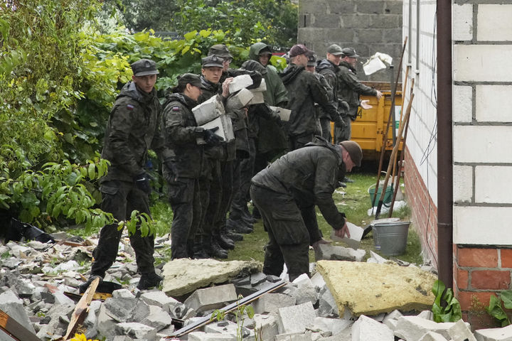 [루블린=AP/뉴시스] 폴란드 국토방위군 병사들이 11일(현지 시각) 루블린 인근 비리키에서 러시아 드론이 여러 차례 충돌해 파괴된 건물 파편을 치우고 있다. 2025.09.15.