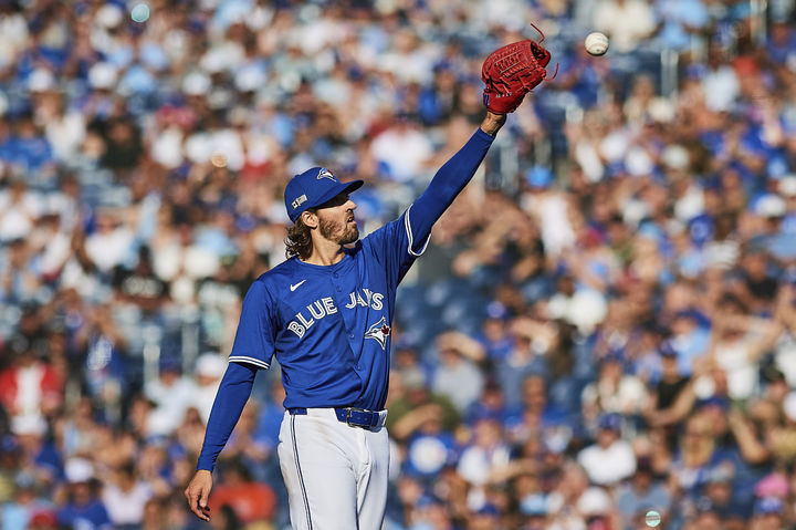 [토론토=AP/뉴시스] 12일(한국 시간) 캐나다 온타리오주 토론토의 로저스 센터에서 열린 2025 메이저리그 휴스턴 애스트로스와 경기에 선발 등판해 9이닝 무실점으로 완봉승을 거둔 토론토 블루제이스의 선발 투수 케빈 가우스먼. 2025.09.12.