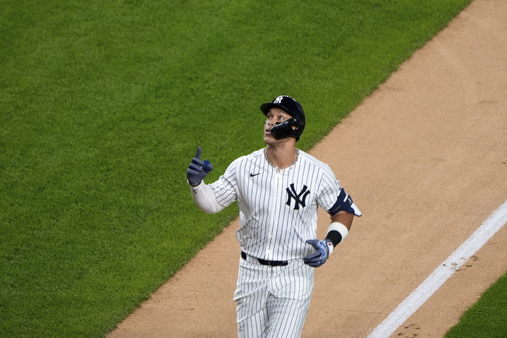 [뉴욕=AP/뉴시스] 뉴욕 양키스의 애런 저지가 12일(한국 시간) 미국 뉴욕의 양키스타디움에서 열린 2025 메이저리그(MLB) 디트로이트 타이거즈와의 경기 1회 솔로 홈런을 친 후 세리머니를 하고 있다. 2025.09.12.