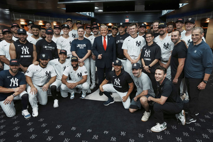 [뉴욕= AP/뉴시스] 9월 11일 밤 911테러 추모일에 뉴욕 양키스 경기장을 찾아 선수, 임원들과 사진 촬영을 한 도널드 트럼프 미국 대통령. 이날 객석에선 박수와 야유가 엇갈려나왔다. 2025.09.12.&nbsp; 