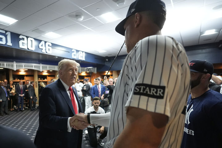 [뉴욕=AP/뉴시스] 911 테러 추모일 저녁에 뉴욕 양키스와 디트로이트 타이거스의 야구 경기가 열리는 양키스 홈경기장을 찾은 도널드 트럼프대통령이 양키스팀 심판과 라커룸에서 악수를 나누고 있다.&nbsp; 2025.09.12. 