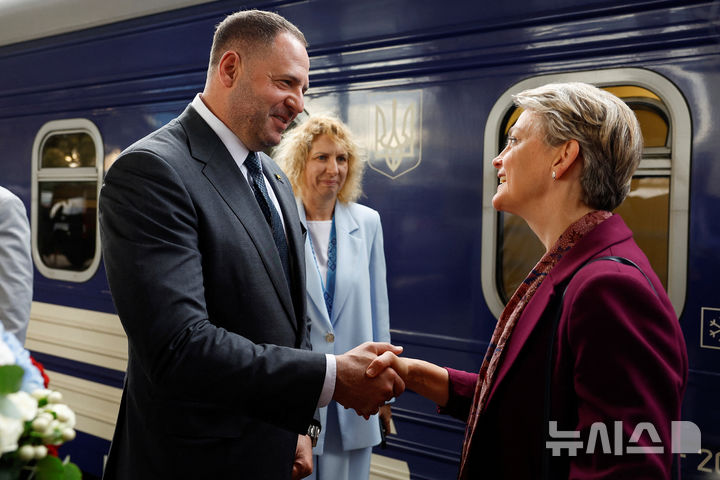 [AP/뉴시스] 영국의 이베트 쿠퍼 신임 외무장관(오른쪽)이 12일 키이우 기차역에 내려 안드리 예르막 대통령 비서실장의 환영을 받고 악수하고 있다.
