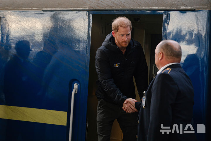 [AP/뉴시스] 12일 영국의 해리 왕자가 우크라 수도 키이우의 중앙역에 내리고 있다.
