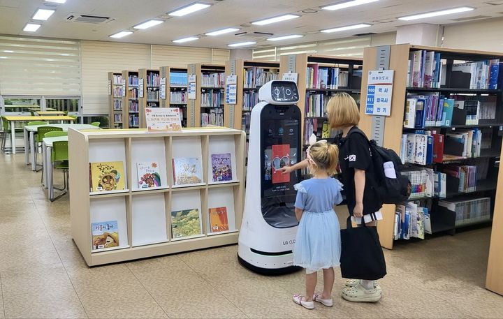 [구미=뉴시스] 사서로봇 도비. (사진=구미도시공사 제공) 2025.09.12 photo@newsis.com *재판매 및 DB 금지