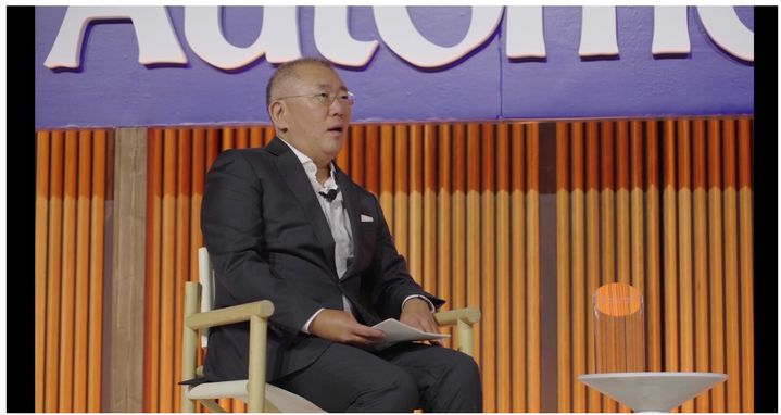 [서울=뉴시스] 정의선 현대차그룹 회장이 미국 자동차 전문 매체 오토모티브 뉴스 행사에서 진행자와 대화하고 있다. (사진=오토모티브 뉴스 방송 갈무리) 2025.09.12 photo@newsis.com *재판매 및 DB 금지