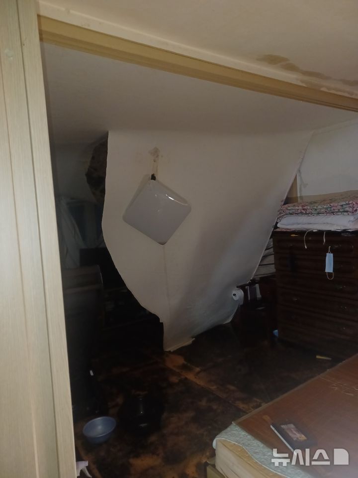 [제주=뉴시스] 집중호우가 이어진 12일 오전 제주 서귀포시 표선면 주택에서 침수 피해가 발생해 소방당국이 안전조치에 나서고 있다. (사진=제주소방안전본부 제공) 2025.09.12. photo@newsis.com