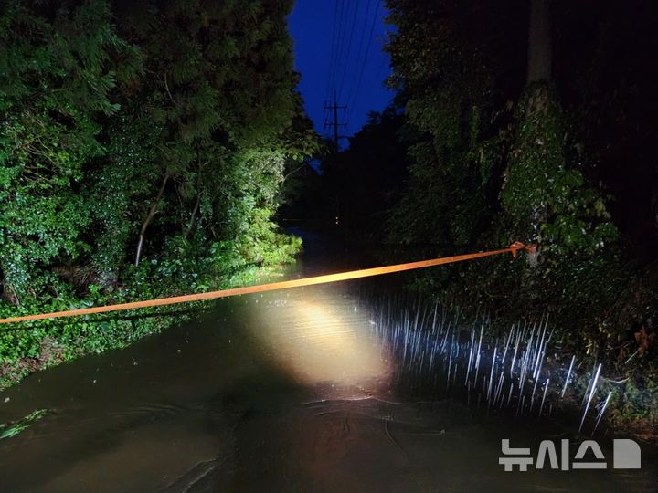 [제주=뉴시스] 집중호우가 이어진 12일 오전 제주 서귀포시 표선면 가시리 하천이 범람해 소방당국이 통제 및 안전조치에 나서고 있다. (사진=제주소방안전본부 제공) 2025.09.12. photo@newsis.com 