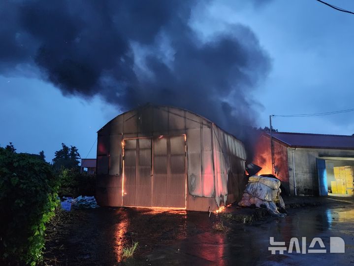 [제주=뉴시스] 집중호우가 이어진 12일 오전 제주 서귀포시 성산읍 한 창고에서 낙뢰로 추정되는 화재가 발생해 소방당국이 진화에 나서고 있다. (사진=제주소방안전본부 제공) 2025.09.12. photo@newsis.com 