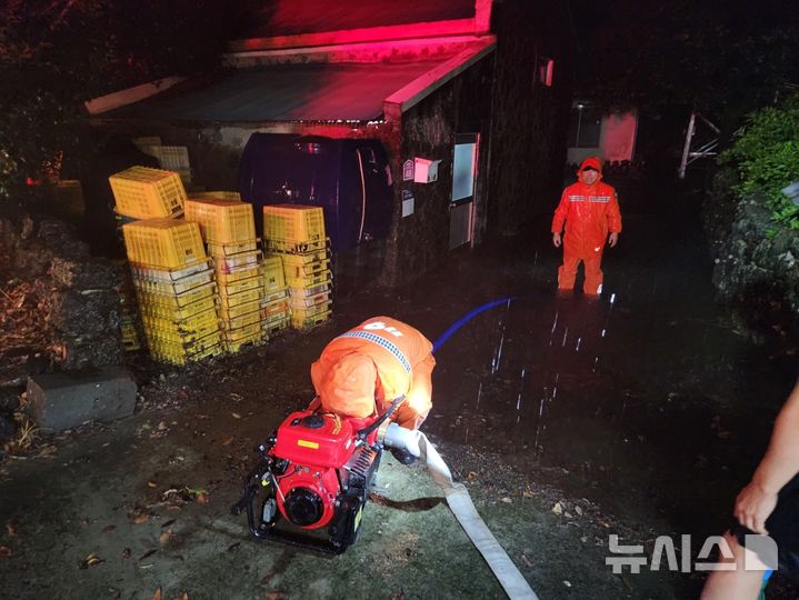 [제주=뉴시스] 집중호우가 이어진 12일 오전 제주 서귀포시 남원읍 한 주택에서 침수 피해가 발생해 소방당국이 안전조치에 나서고 있다. (사진=제주소방안전본부 제공) 2025.09.12. photo@newsis.com 