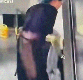 [뉴시스]중국의 한 식당에서 여성직원이 바닥에 떨어진 면을 그대로 포장하려는 모습이 포착돼 배달원이 이를 저지하고 있다.(사진=대풍신문) *재판매 및 DB 금지