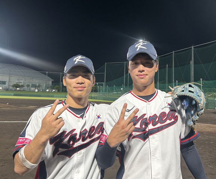 18세 이하(U-18) 한국 야구 대표팀 오재원, 안지원이 11일 일본 오키나와의 니시자키 스타디움에서 열린 제32회 세계청소년선수권대회 슈퍼라운드 1차전에서 대만을 상대로 8-1 완승을 거둔 뒤 기념사진을 찍고 있다. (사진=대한야구소프트볼협회 제공) 2025.09.12. *재판매 및 DB 금지
