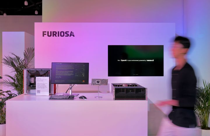 [서울=뉴시스] 퓨리오사AI가 오픈AI코리아 개소식 행사에 초청돼 자사 인공지능(AI) 칩 '레니게이드(RNGD)'로 오픈AI 모델 'gpt-oss' 시연을 진행했다고 12일 밝혔다. (사진=퓨리오사AI 제공) *재판매 및 DB 금지