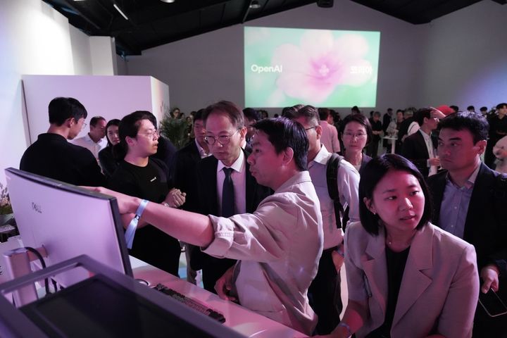 [서울=뉴시스] 퓨리오사AI가 오픈AI코리아 개소식 행사에 초청돼 자사 인공지능(AI) 칩 '레니게이드(RNGD)'로 오픈AI 모델 'gpt-oss' 시연을 진행했다고 12일 밝혔다. 김한준 퓨리오사AI 최고기술책임자(CTO, 가운데)가 소개하는 모습 (사진=퓨리오사AI 제공) *재판매 및 DB 금지